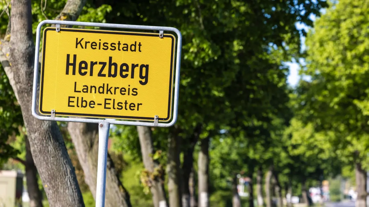 Ortsteingang Herzberg: ARCHIV - 15.05.2026, Brandenburg, Herzberg: Das Ortseingangsschild der Stadt Herzberg (Elster). (zu dpa: «Wegen Geruchsproblemen: Gymnasium in Herzberg bleibt zu») Foto: Frank Hammerschmidt/dpa +++ dpa-Bildfunk +++