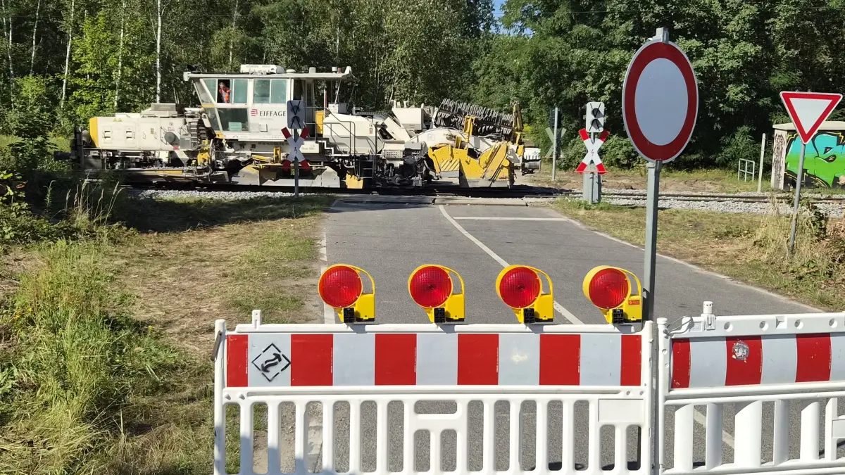 Einsatz einer Schotter- und Planiermaschine auf der RE7-Strecke zwischen Lübbenau und Bischdorf. Die Firma Eiffage Infra-Rail erneuert die Gleisstrecke im Auftrag der Bahn.