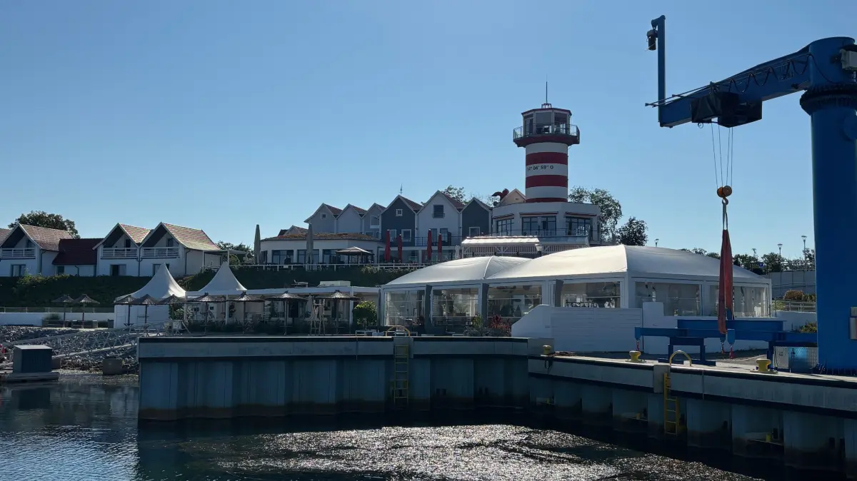 Blick über den Geierswalder See hinüber zu Grill & Chill und zum Leuchtturm-Hotel- und Gastronomie-Komplex. Grill & Chill ist seit 2009 vor Ort, der Leuchtturm-Bau begann im Jahr 2013.