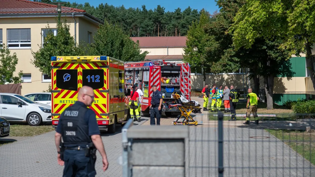 An der Docemus-Privatschule in Neu Zittau läuft nach einem Messerangriff am Donnerstag ein Großeinsatz von Polizei und Rettungskräften.