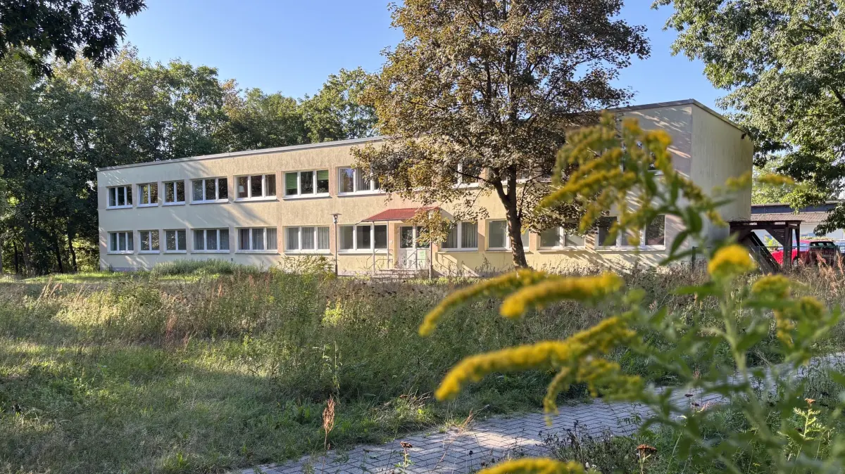 Das ehemalige Obdachlosenheim in Weißwasser wird schon lange nicht mehr genutzt. Nun verkauft die Stadt diesen Teil vom Gebäude. Die neuen Nutzer freuen sich riesig.