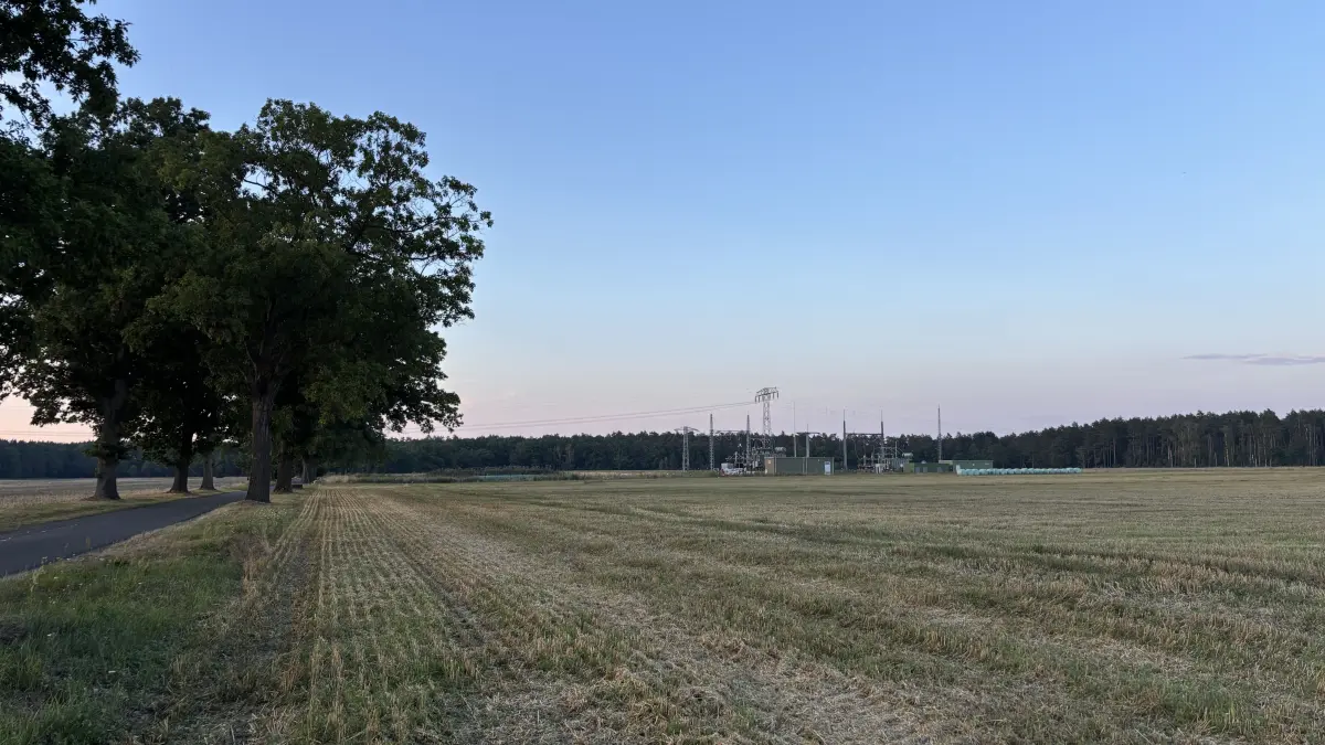 Die zwei Umspannwerke auf dem Feld rechts des Jämlitzer Weges in Kromlau ist der Gemeinde und der Dorfgemeinschaft ein Dorn im Auge. Der massive Straßenverkehr durch die nichtoffizielle Umleitung während der Sperrung auf der B115 führte zu einer Sperrung des Weges, die nicht lange hielt.