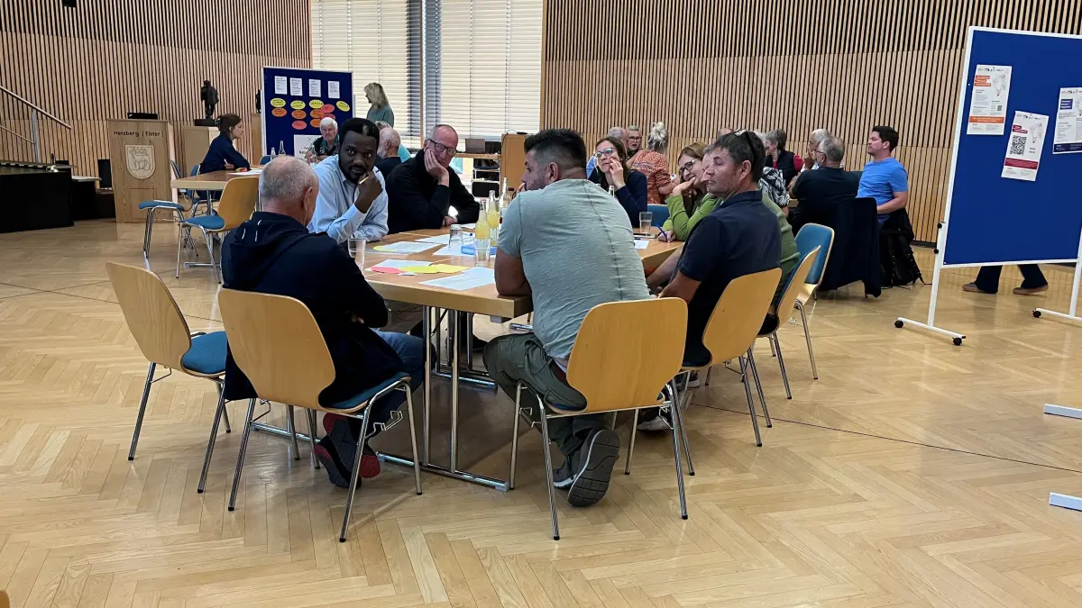 Im Bürgerzentrum kommen die Teilnehmenden an fünf Tischen ins Gespräch. Die kurzfristige Verlegung aus der Kirchstraße 10 zeigt, wie groß das Interesse ist – und welche Anliegen Bürger beschäftigen.