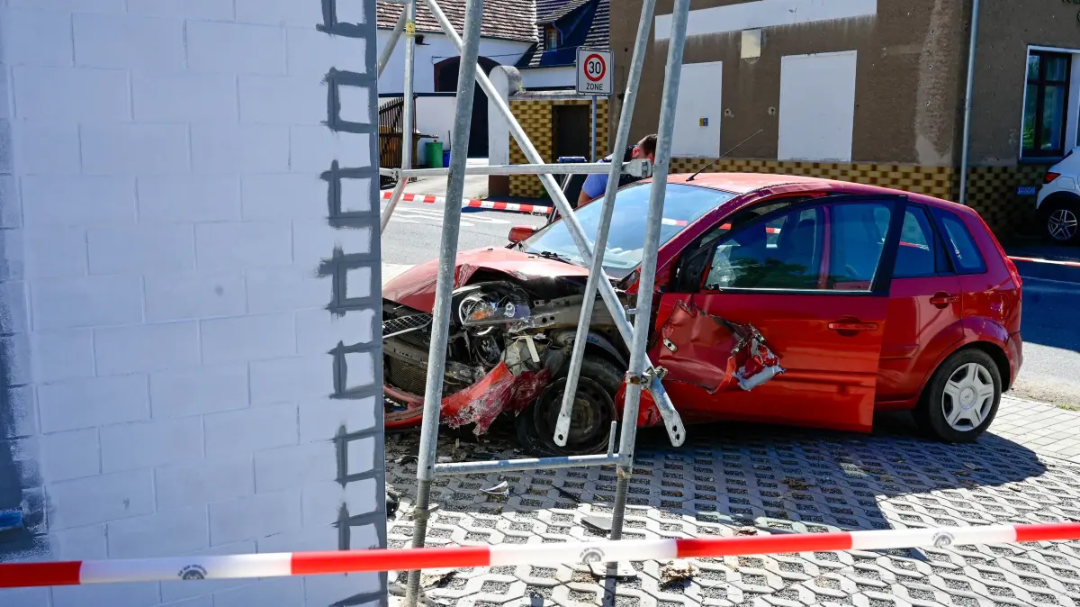 Verkehrsunfall nach Verfolgungsjagd mit der Polizei in Görlitz: Die Fahrt des 36-jährigen Flüchtigen endet an einer Hauswand mit Baugerüst.