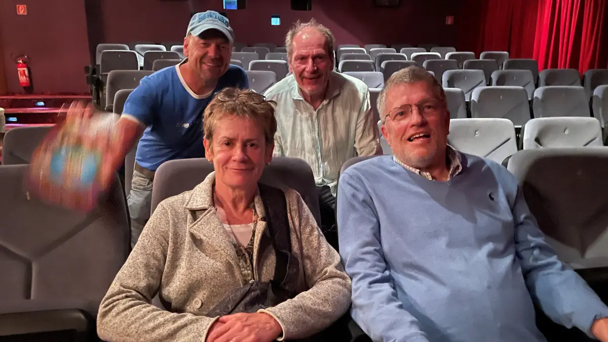 Eine ganz besondere Führung durch die Geschichte von Finsterwalde erlebten Maura Daly und Ehemann Mark Collins aus Amerika (vorn) durch Torsten Siegert (hinten re.) vom Kino Weltspiegel in Finsterwalde. hinten links René Weidner.