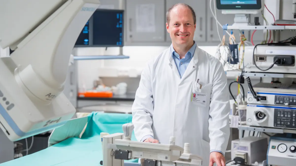Der Professor Pavel Strnad hat sich auf den Alpha1-Antitrypsinmangel spezialisiert. Diese seltene, erblich bedingte Erkrankung schädigt sowohl die Leber als auch die Lungen. Er hat jedoch an einer internationalen Studie teilgenommen, die den Weg für eine neue Therapie ebnet.