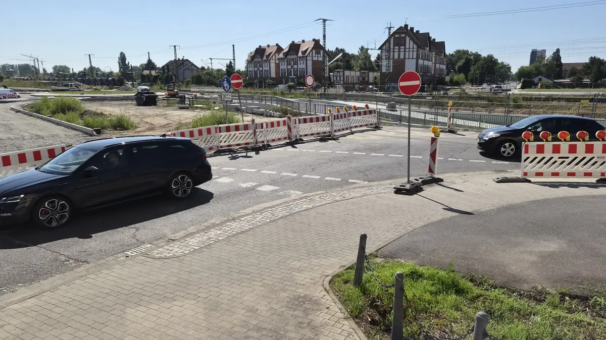 Noch können Autofahrer an der Bahnbaustelle in der Stadtmitte von Lübbenau links in Richtung Altstadt und Häfen abbiegen. Diese Möglichkeit gibt es bald nicht mehr.