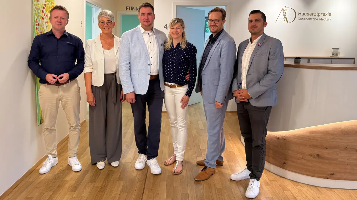 Marc Schäfer, Jana Edel, Dr. med. Andreas Drescher, Dr. med. Anke Drescher, Bürgermeister Andreas Pfeiffer und Paul Bittner