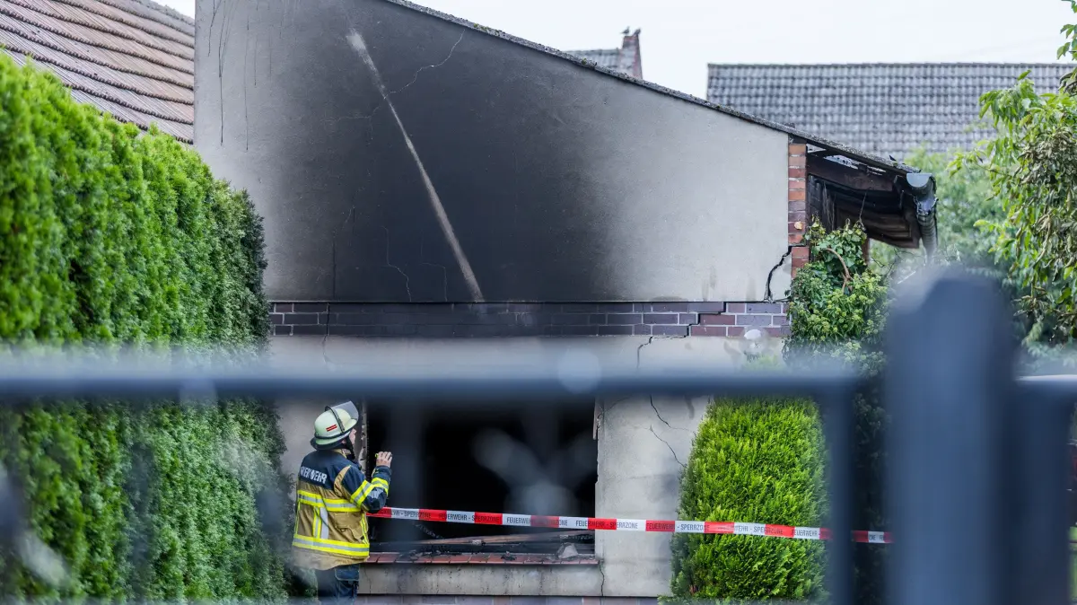 In Preilack explodiert eine Gasflasche im Nebengelass, danach steht das Gebäude in Flammen.
