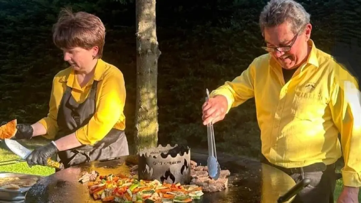 Ines und Bernd Elzemann kümmern sich auf Hannis Hof um die kulinarischen Vorbereitungen für das Streetfood‑Festival. Was wird geboten? (Archivbild)