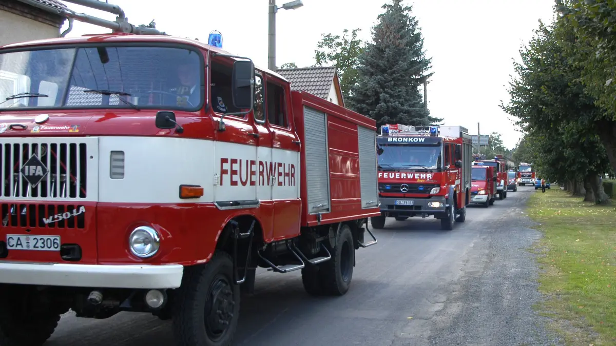 Anfang September 2026 werden Blaulichtfahrzeuge über die Bronkower Dorfstraße auf den Festplatz im Dorfzentrum rollen. Anlass ist das 1. Lausitzer Feuerwehr-Oldtimertreffen.