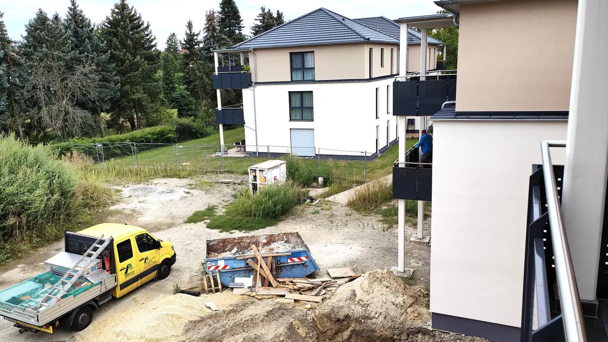 Das Nebeneinander von bereits bezogenen Häusern und der Baustelle prägt noch das Bild des neuen Quartiers An der Bleichweise in Hoyerswerda.