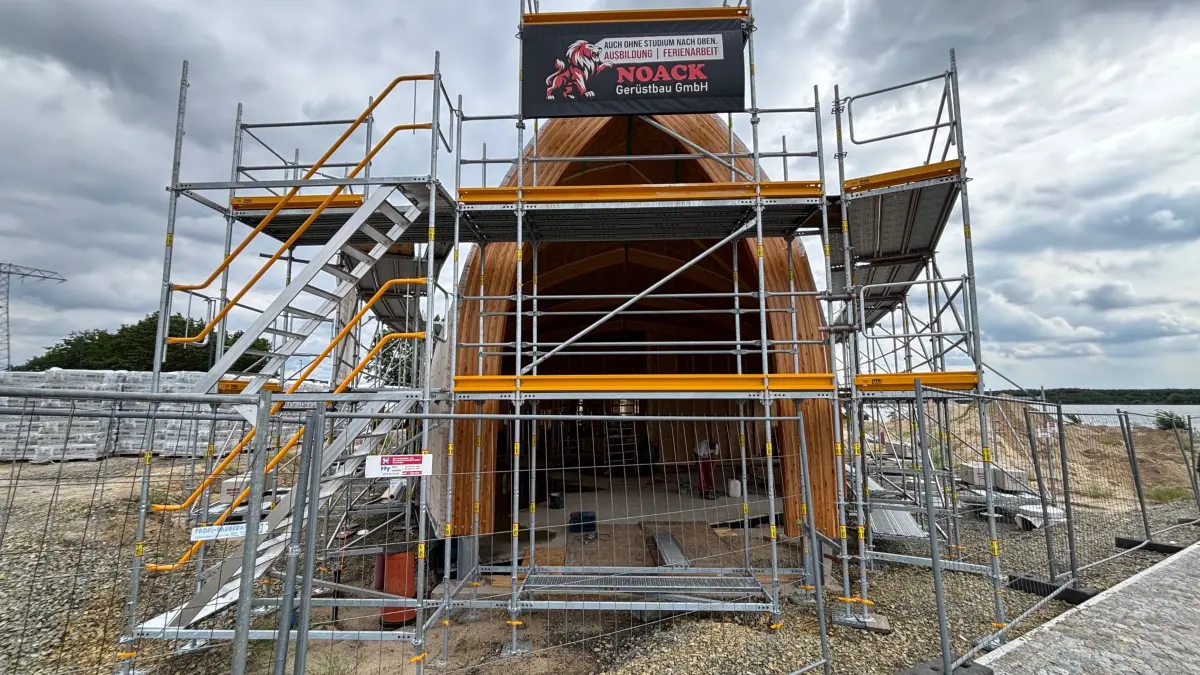 Impression von der Baustelle des Kanuhauses am Sedlitzer See. Ein Großteil des Gebäudes in Form eines umgedrehten Kanus besteht aus Holz.