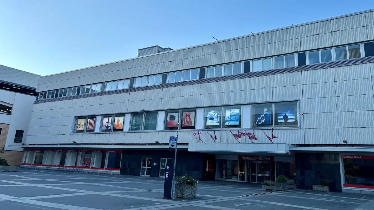 Am Stadtforum K (ehemals Galeria) in der Innenstadt von Cottbus ist noch nicht viel passiert. Die Stadt hatte die Immobilie im Jahr 2023 gekauft, einen Kredit in Höhe von 15 Millionen dafür aufgenommen und wollte das Haus umbauen und für eigene Zwecke wie Stadtarchiv, Stadtbibliothek und Bürgerservice nutzen.