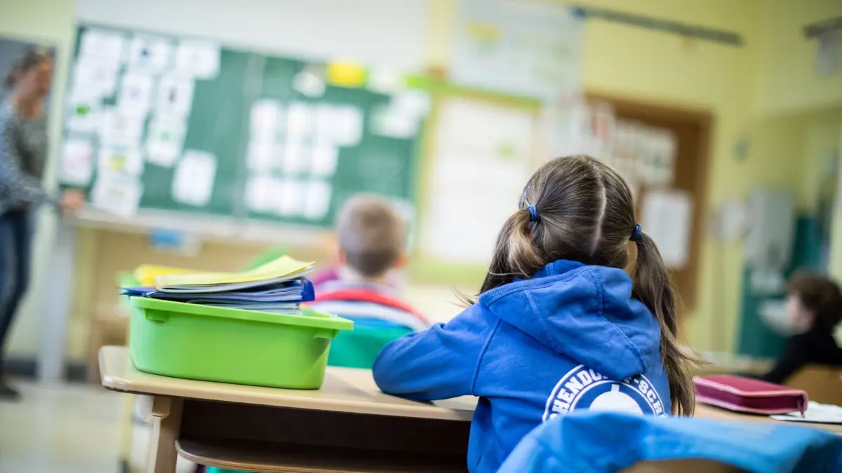 Klassenraum: ARCHIV - 08.06.2020, Nordrhein-Westfalen, Meerbusch: Schülerinnen und Schüler einer Grundschule sitzen in ihrem Klassenraum. (zu dpa: «Schreiben statt Wischen - Was das neue Schuljahr bringt») Foto: Marcel Kusch/dpa +++ dpa-Bildfunk +++