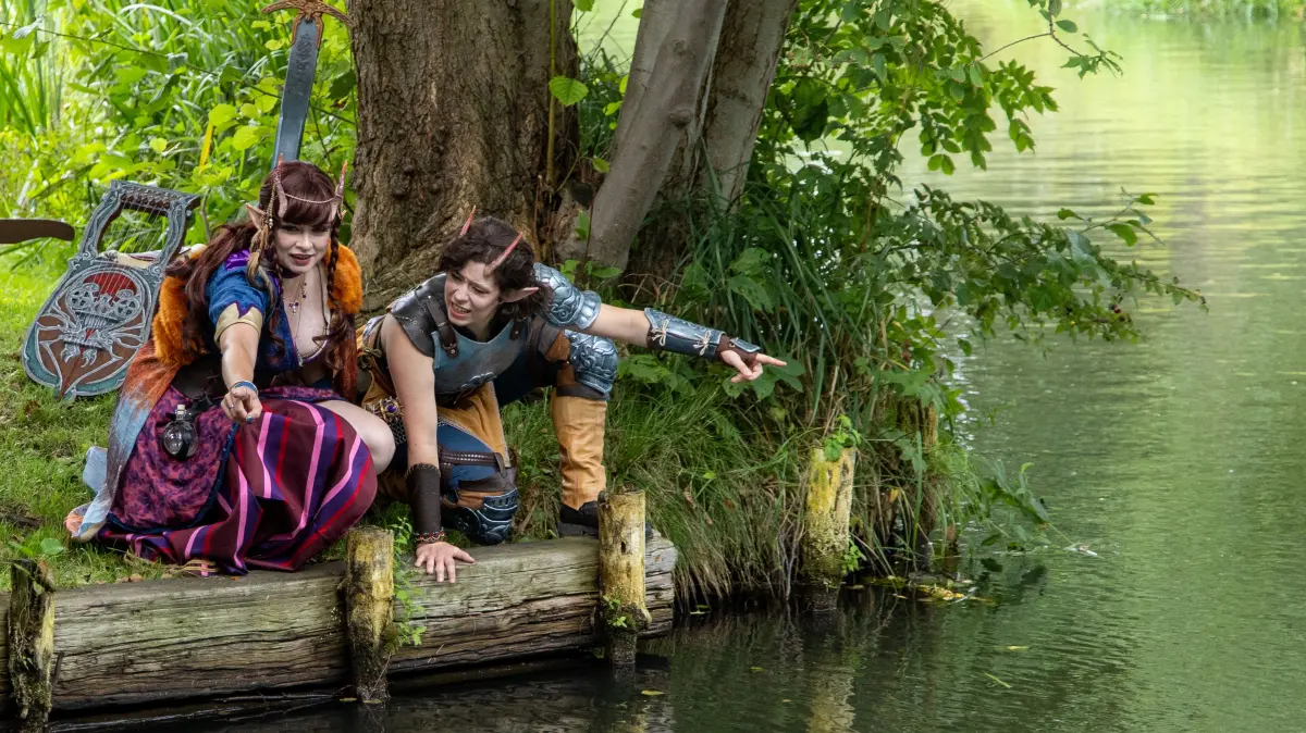 Cosplayer auf der Suche nach dem Wassermann an einem Spreewaldfließ in Raddusch.