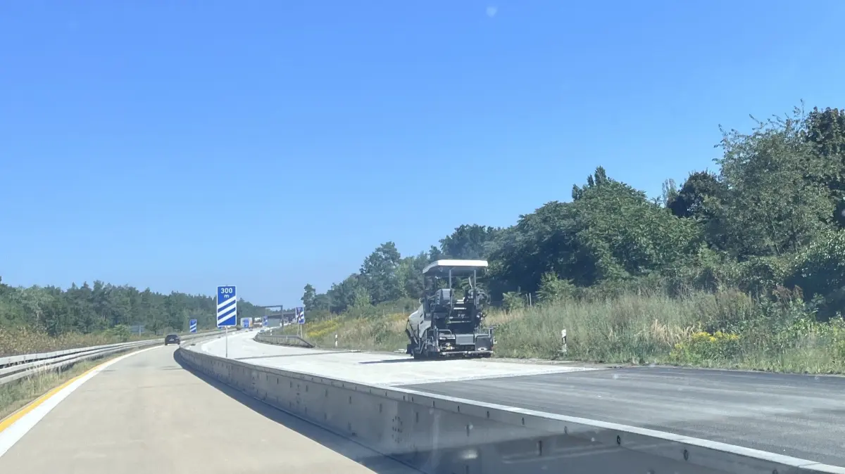 Aktuell können Kraftfahrer mit Fahrtrichtung Berlin die Bundesautobahn A13 noch an der Abfahrt Schwarzheide verlassen. In naher Zukunft wird diese Anschlussstelle gesperrt.