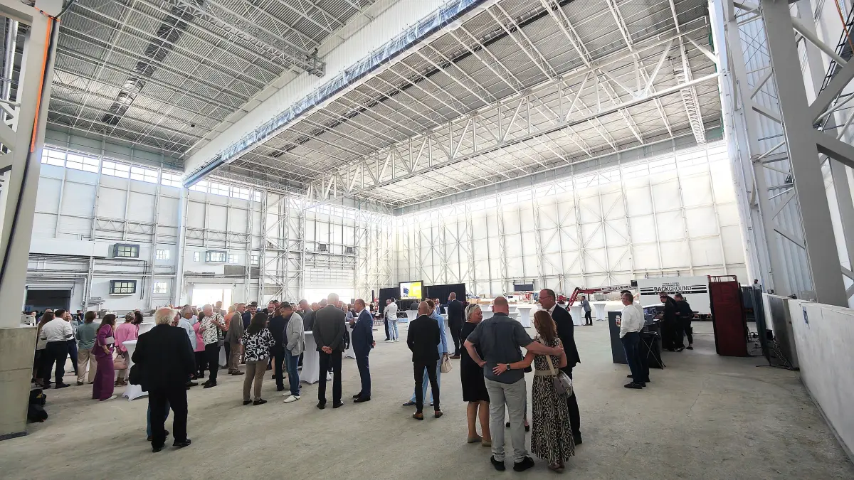Menschen wirken in der Riesenhalle in Schwarzkollm ziemlich klein.