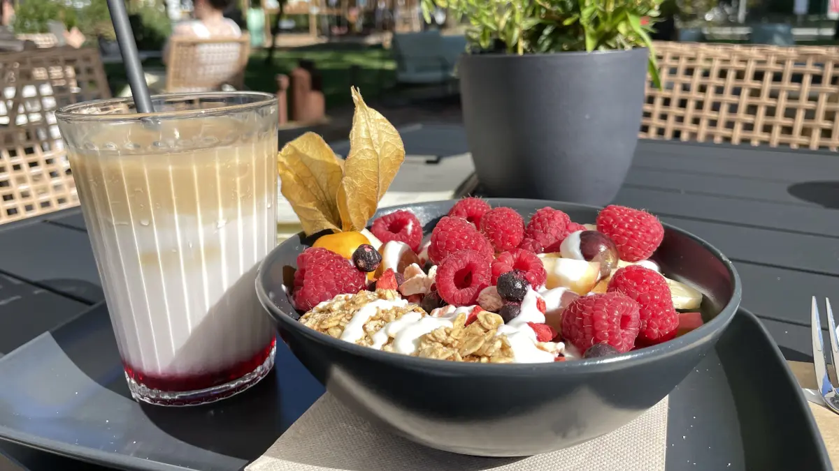Smoothie Bowl und Erdbeer-Kokos Iced Latte im Garten des Café Chill und Charge in Burg im Spreewald am 27.08.2026