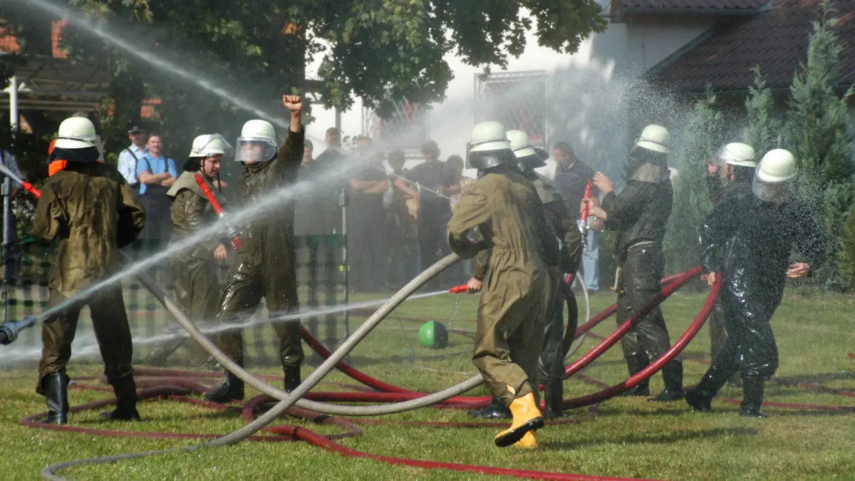 Die Bronkower Feuerwehrleute sind bekannt für ihre Einsatzbereitschaft, für ihre Erfolge im Feuerwehrsport, aber auch für so manche skurrile Idee. 2004 veranstalteten sie einen Wettbewerb, bei dem die Mannschaften mittels Schläuchen und Strahlrohr einen Ball ins gegnerische Tor befördern mussten.