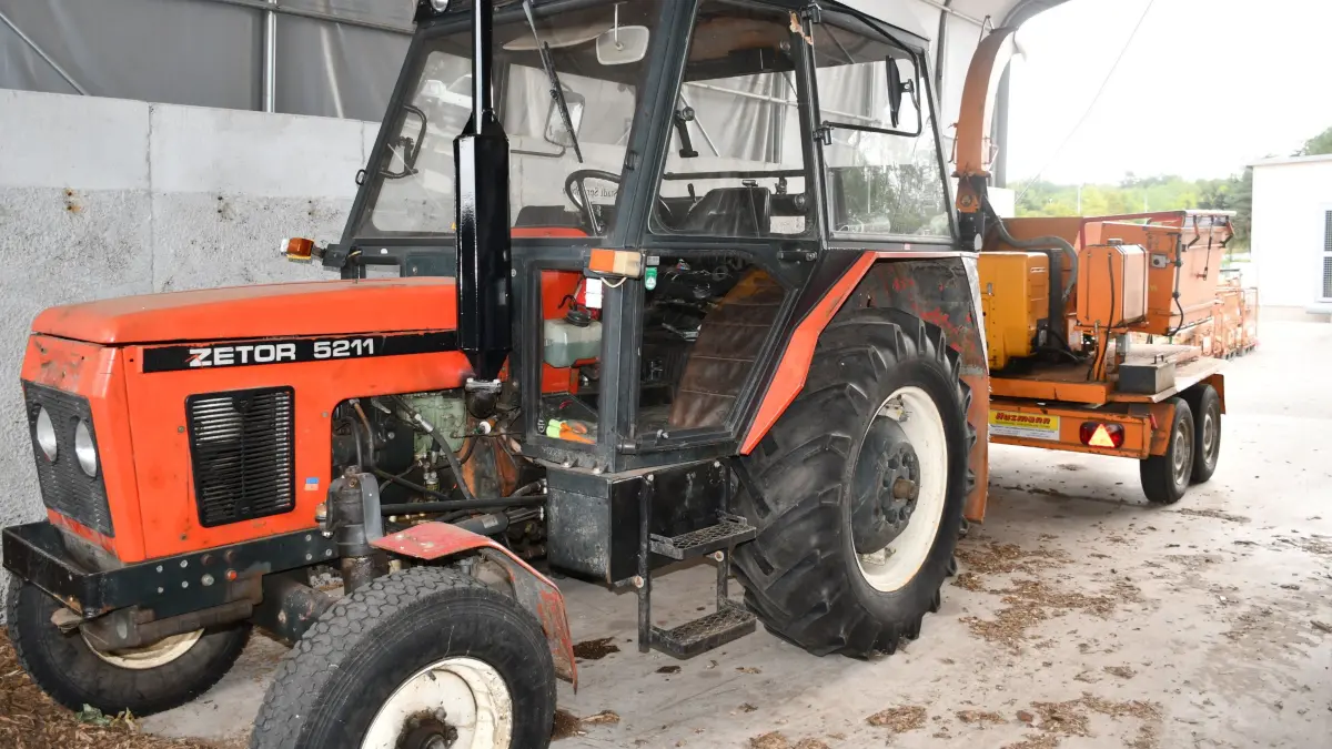 Mit 38 Jahren ein Oldtimer und jetzt ausrangiert: Der Zetor steht auf dem Bauhof mit defekten Bremsen. Dafür will die Stadt Ersatz anschaffen.