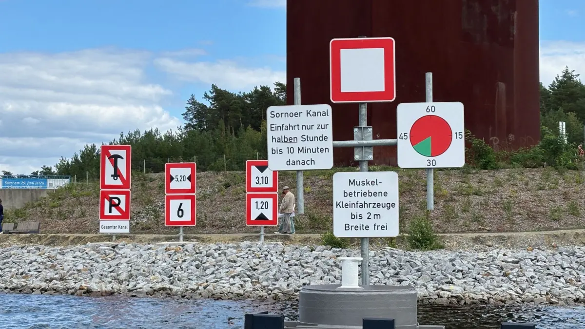 Wer vom Sedlitzer See in den Sornoer Kanal einfährt, wird zunächst mit diesem Schilderwald konfrontiert. Die Kanaleinfahrt ist in diese Richtung nur zur jeweils halben Stunde möglich.