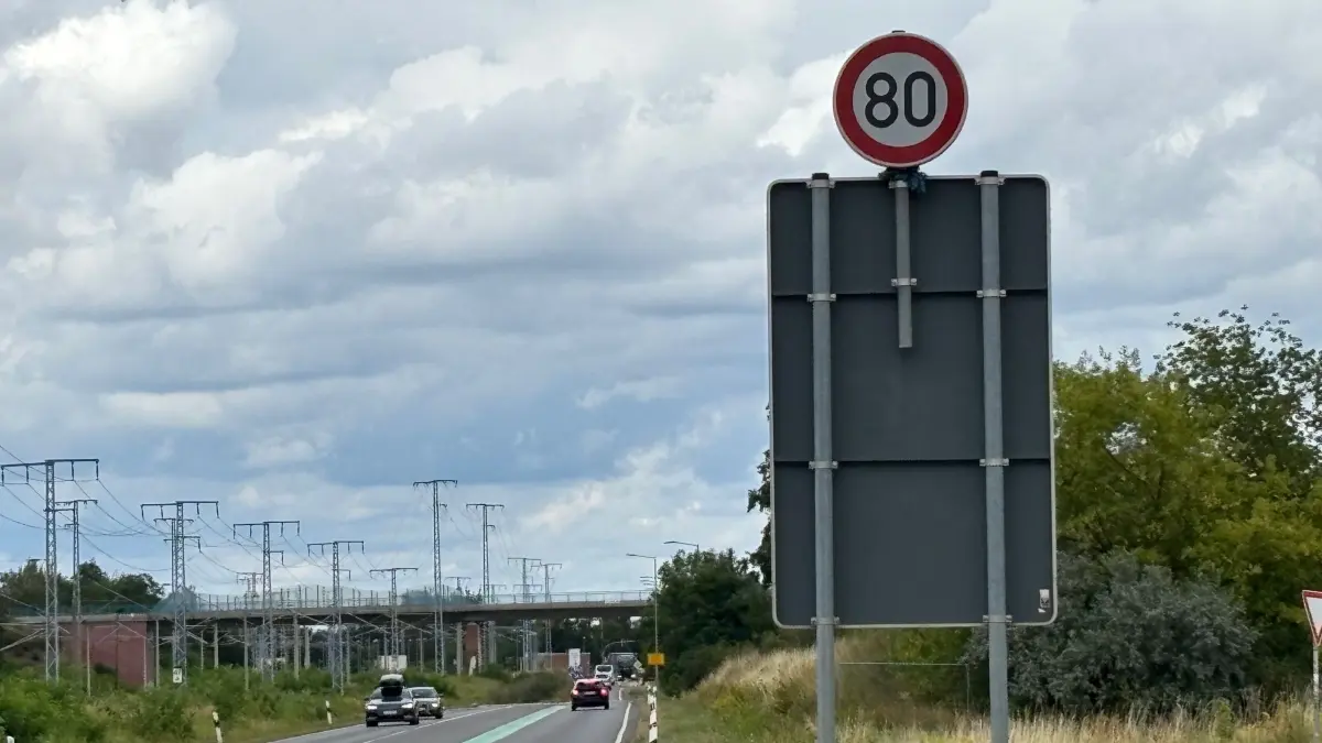 Seit einiger Zeit sind die Tempo-50-Schilder auf der B96/B169 kurz vor dem westlichen Ortseingang von Sedlitz verschwunden. Es gilt wieder die ursprüngliche Beschilderung.