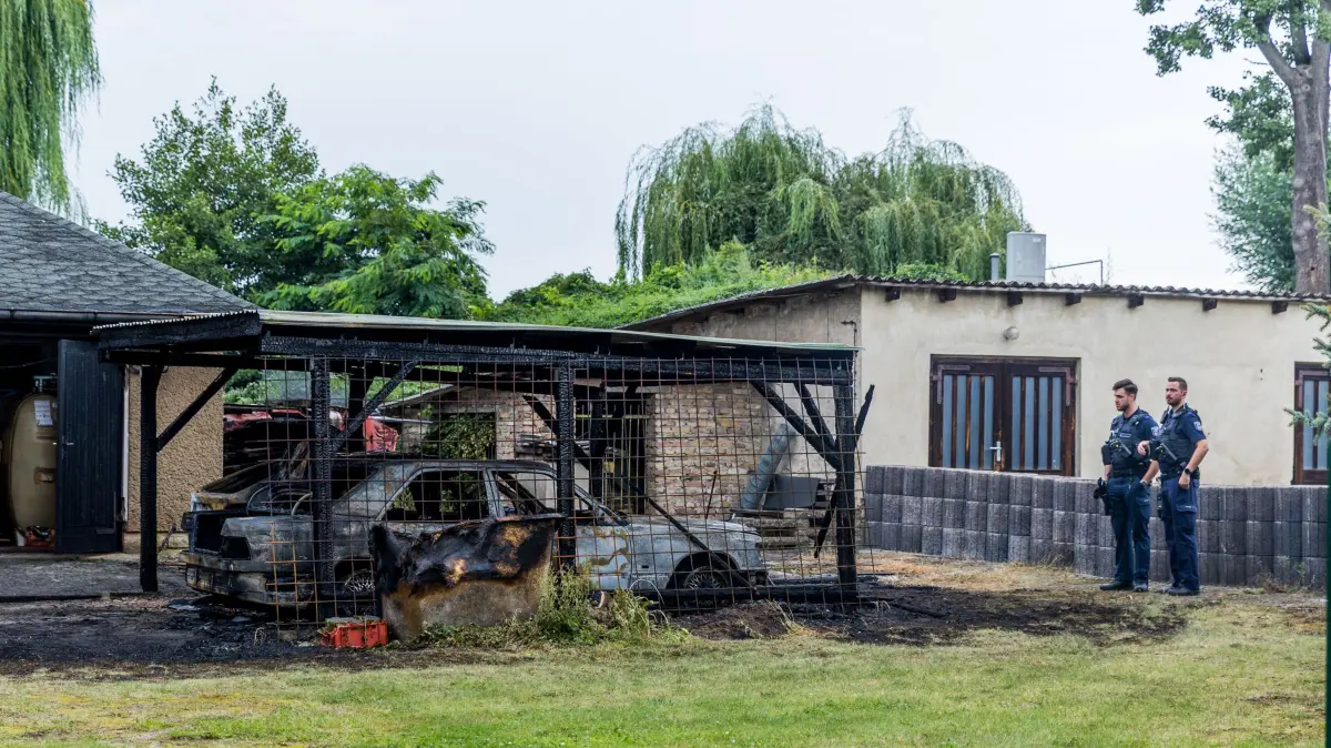 Zwei Autos und Carport in Groß Köris in Flammen.