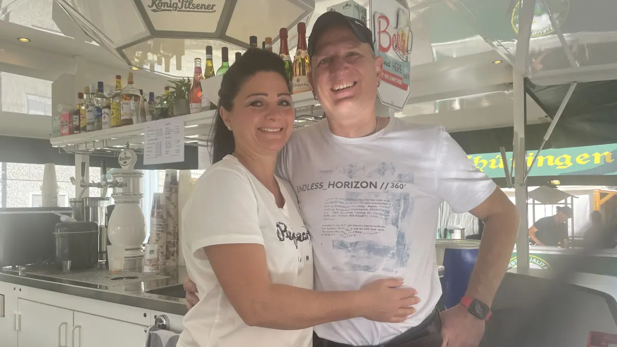 Alex und Steffi aus Cottbus verkaufen an ihrem Wernesgrüner Bierwagen Getränke. Mit ihren Preisen liegen sie wie die meisten anderen Anbieter.