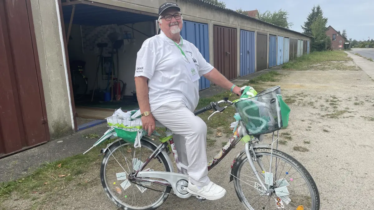 Hansi Reimschüssel hat mit seinem Fahrrad beim Umzug zum Sängerfest in Finsterwalde eine wichtige Mission.