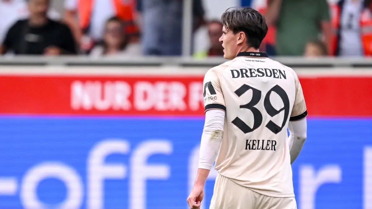 1. FC Heidenheim - Dynamo Dresden: 29.08.2026, Baden-Württemberg, Heidenheim: Fußball, Männer: 2. Bundesliga, 1. FC Heidenheim - Dynamo Dresden, 3. Spieltag, Voith-Arena. Thomas Keller (Dynamo Dresden) geht nach seiner roten Karte vom Platz. Foto: Harry Langer/dpa - WICHTIGER HINWEIS: Gemäß den Vorgaben der Bundesliga bzw. des DFB Deutscher Fußball-Bund ist es untersagt, in dem Stadion und/oder vom Spiel angefertigte Fotoaufnahmen in Form von Sequenzbildern und/oder videoähnlichen Fotostrecken zu verwerten bzw. verwerten zu lassen. +++ dpa-Bildfunk +++
