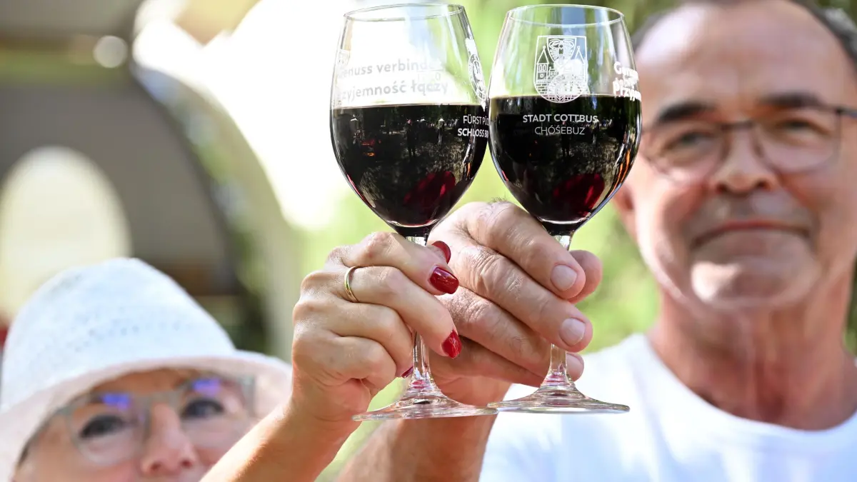 Branitz Weinfest 2026: Gabi und Dietmar Hoschek aus Cottbus genießen ein Glas Rotwein.
Branitzer Weinfest – ein Fest für Lucie Pückler
An diesem Wochenende lädt die Stiftung Fürst-Pückler-Museum (SFPM) zum 5. Branitzer Weinfest in den historischen Bürgergarten am Schloss Branitz ein. Die Veranstaltung feiert in diesem Jahr den 250. Geburtstag von Fürstin Lucie Pückler, die als starke Persönlichkeit das Leben und Wirken in Branitz maßgeblich prägte.
Im Mittelpunkt stehen die 12 Weingüter der sächsischen, brandenburgischen und polnischen Lausitz und deren Weine, die die Bandbreite und Qualität der noch wiederzuentdeckenden Weinkultur dieser Region zeigen. Hinzukommen regionale Spezialitäten von Käse, Gebäck sowie spezieller Lucie-Pückler-Gin und Lucie-Tee.Auf dem abwechslungsreichen Kulturprogramm stehen Jazz und Pop-Musik, Yoga- Angebote, Knigge-Workshops sowie Gondelfahrten. Am Sonntag findet zudem der deutsch-polnische Kochkurs mit Chefkoch Tim Sillack vom Restaurant Cavalierhaus statt. Höhepunkte sind die öffentliche Festtafel zu Ehren Lucie Pücklers sowie der Hutwettbewerb „Die Damen haben den Hut auf.