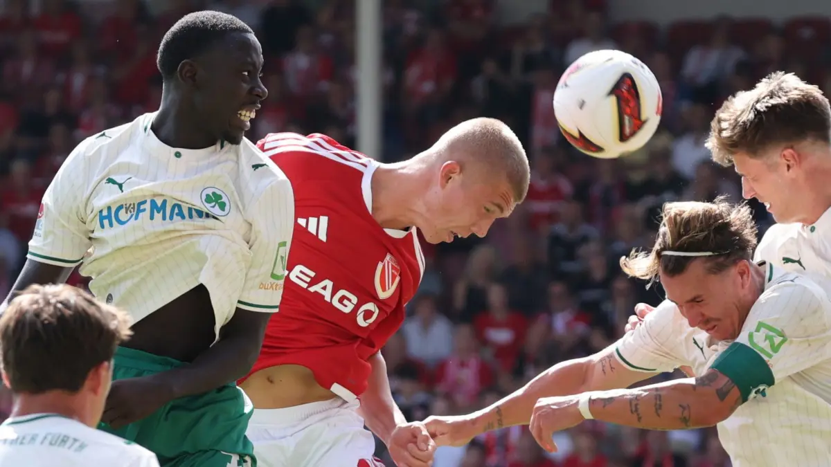 Fussball 2. Bundesliga 2026/2027 FC Energie Cottbus - SpVgg Greuther Fürth: 13 Dmytro Bogdanov (Energie Cottbus) beim Kopfball