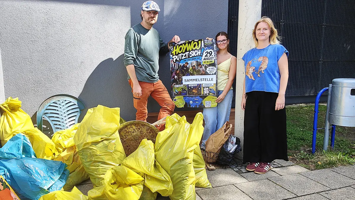 Die Mitorganisatoren des Stadtputzes Christian Völker-Kieschnick und Jessica Udhardt (r.) von der Kufa sowie Ann-Kathrin Drath, die Vorsitzende des Jugendstadtrates, präsentieren an einer Sammelstelle die vollen Müllsäcke.