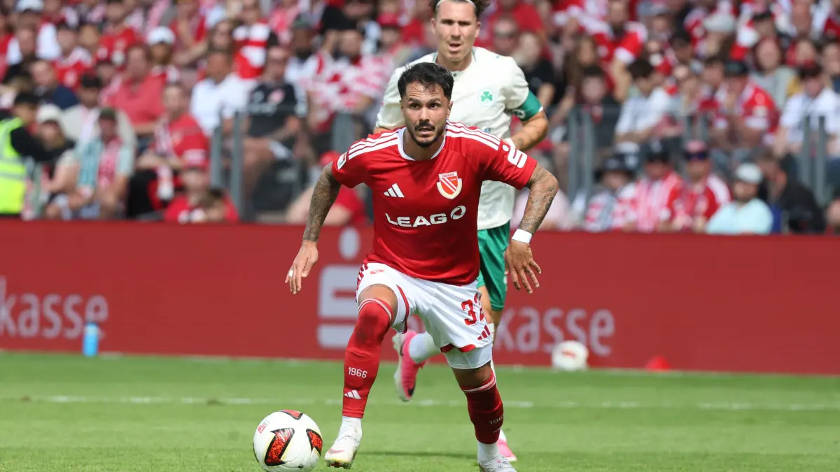 Fussball 2. Bundesliga 2026/2027 FC Energie Cottbus - SpVgg Greuther Fürth: 32 Leonardo Bittencourt (Energie Cottbus, vorn) verfolgt von 30 Felix Klaus (Fürth)