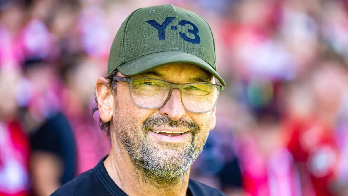 Energie Cottbus - SpVgg Greuther Fürth: 29.08.2026, Brandenburg, Cottbus: Fußball, Männer: 2. Bundesliga, Energie Cottbus - SpVgg Greuther Fürth, 3. Spieltag, LEAG Energie Stadion. Trainer Claus-Dieter Wollitz (FC Energie Cottbus) steht im Stadion. Foto: Frank Hammerschmidt/dpa - WICHTIGER HINWEIS: Gemäß den Vorgaben der Bundesliga bzw. des DFB Deutscher Fußball-Bund ist es untersagt, in dem Stadion und/oder vom Spiel angefertigte Fotoaufnahmen in Form von Sequenzbildern und/oder videoähnlichen Fotostrecken zu verwerten bzw. verwerten zu lassen. +++ dpa-Bildfunk +++