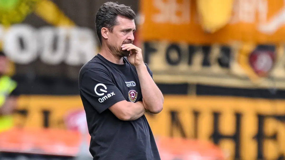 1. FC Heidenheim - Dynamo Dresden: 29.08.2026, Baden-Württemberg, Heidenheim: Fußball, Männer: 2. Bundesliga, 1. FC Heidenheim - Dynamo Dresden, 3. Spieltag, Voith-Arena. Trainer Thomas Stamm (Dynamo Dresden) verfolgt das Spiel. Foto: Harry Langer/dpa - WICHTIGER HINWEIS: Gemäß den Vorgaben der Bundesliga bzw. des DFB Deutscher Fußball-Bund ist es untersagt, in dem Stadion und/oder vom Spiel angefertigte Fotoaufnahmen in Form von Sequenzbildern und/oder videoähnlichen Fotostrecken zu verwerten bzw. verwerten zu lassen. +++ dpa-Bildfunk +++