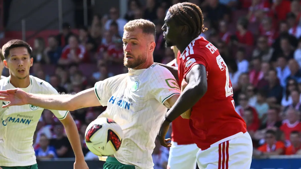 Energie Cottbus - SpVgg Greuther Fürth: 29.08.2026 - Fussball - Saison 2026 2027 - 2. Fussball - Bundesliga - 03. Spieltag: FC Energie Cottbus FCE - SpVgg Greuther Fürth SGF Kleeblatt - Sportfoto Zink/ - xwoxzix - DFL regulations prohibit any use of photographs as image sequences and/or quasi-video - only for editorial use - Dennis Srbeny 7, SpVgg Greuther Fürth Fousseny Doumbia 23, Energie Cottbus *** August 29, 2026 Soccer Season 20262027, Matchday 2, Bundesliga, Match 03: FC Energie Cottbus vs. FCE SpVgg Greuther Fürth SGF Kleeblatt. Sports photo by Zink xwoxzix. DFL regulations prohibit any use of photographs as image sequences and/or quasi-video for editorial use only. Dennis Srbeny 7, SpVgg Greuther Fürth Fousseny Doumbia 23, Energie Cottbus