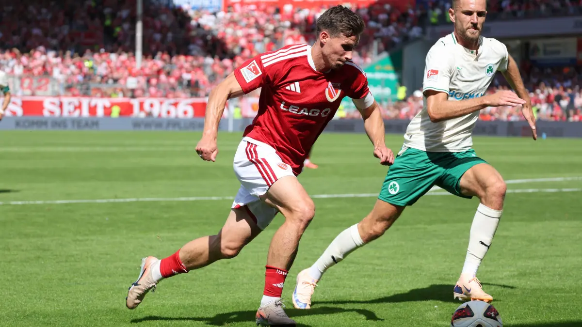 Fussball 2. Bundesliga 2026/2027 FC Energie Cottbus - SpVgg Greuther Fürth: 20 Axel Borgmann (Energie Cottbus, l.), 7 Dennis Srbeny (Fürth)