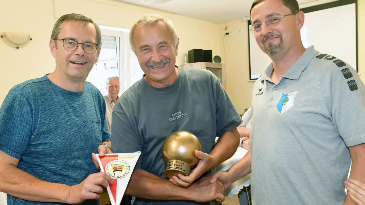Goldene Kugel verschenkt - Kegelbahn in Kraupa eingeweiht – Idealbedingungen für Kinder- und Jugendliche : Goldene Kugel verschenkt - Kegelbahn in Kraupa eingeweiht – Idealbedingungen für Kinder- und Jugendliche
- v.l. Von Frank Döbel und Klaus Dietz vom Kegelverein Hohenleipisch bekam der Vereinsvorsitzende der Kraupaer Kegler eine goldene Kugel
