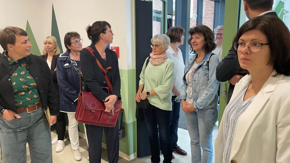 Die Schulleiterin Heike Weißenborn (re) führt durch den neuen Erweiterungsbau.