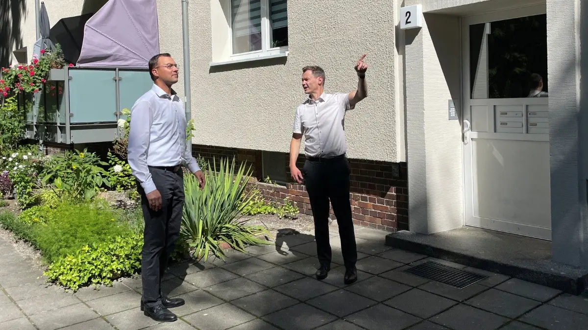 Stephan Müller (li) lässt sich von Stephan Loos Erfolge am Quartier „An der Bürgerheide“ zeigen.