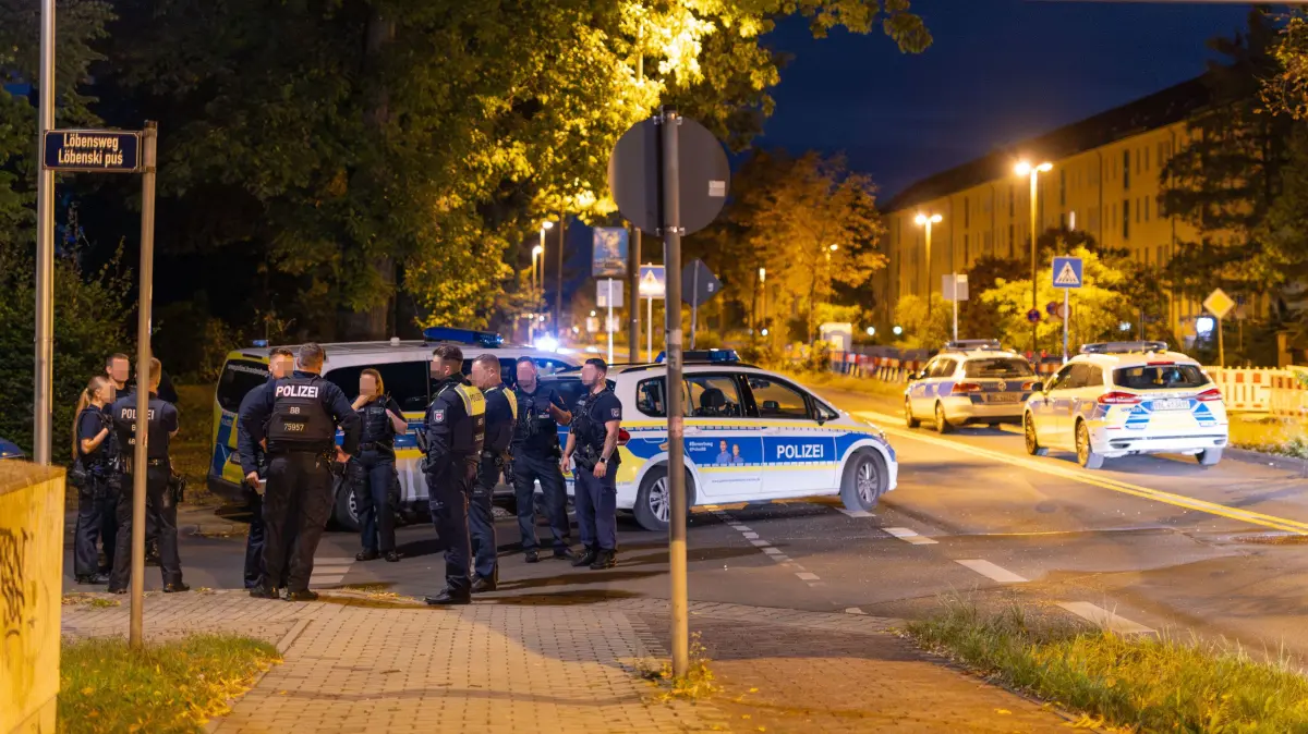 Angriff in Cottbus: Bei einer Auseinandersetzung ist die Polizei mit Glasflaschen angegriffen worden.