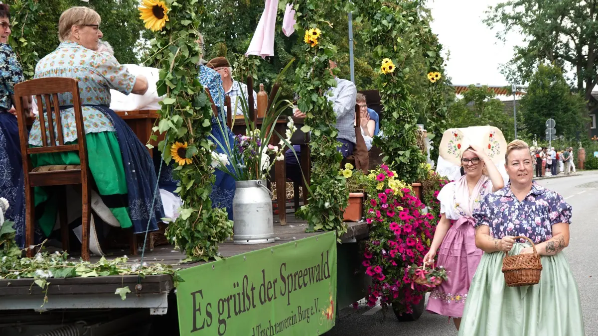 Heimat Trachtenfest Burg 2026: Lange Winterabende im Spreewald Heimat- u. Trachtenverein Burg (Spreewald) e. V.
Heimatliebe und Traditionen im Spreewald
Noch bis Sonntagabend lädt das 32. Heimat- und Trachtenfest des Amtes Burg (Spreewald) ein, gemeinsam zu feiern, Traditionen und gemeinschaftliches Engagement zu erleben. Im Mittelpunkt steht die Pflege des heimischen Brauchtums, umrahmt von Musik, Handwerker-, Händler- und Schaustellermarkt. Höhepunkt des Heimat- und Trachtenfestes in Burg war am Sonntag der große Festumzug mit 39 Bildern und rund 600 Mitwirkenden Geschichte und Gegenwart der Gemeinden des Amtes Burg.