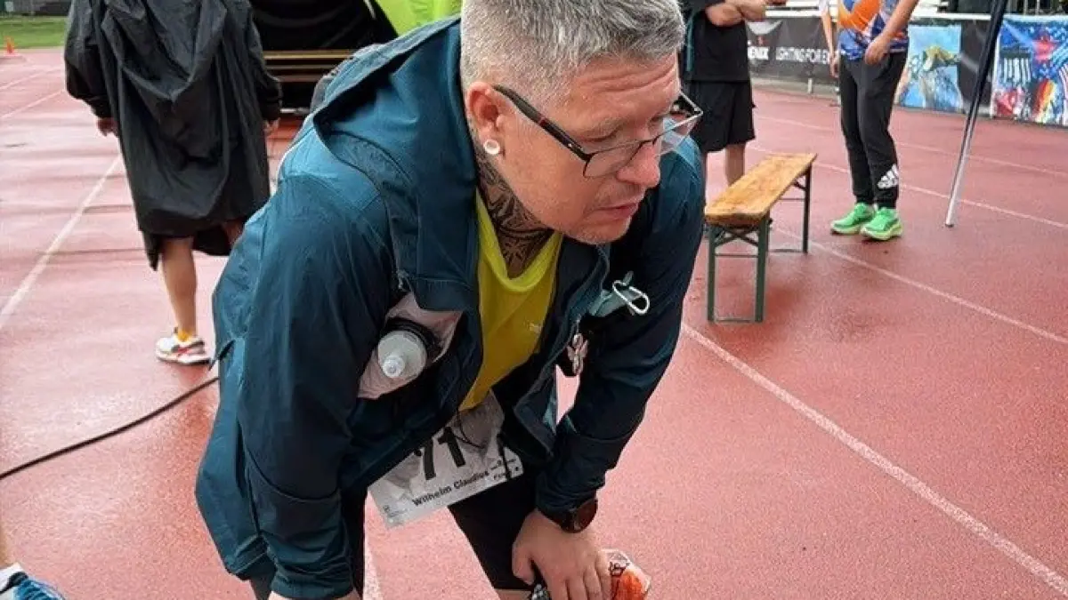 Claudius Beeg aus Bad Liebenwerda nach 27:33 Stunden im Ziel des Berliner Mauerlaufes.