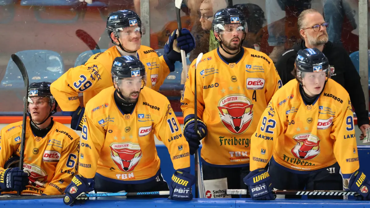 EHC Eisbären Berlin - Lausitzer Füchse: David Rundqvist, Jacob Schmidt Svejstrup, Bryan Lemos, Alexander Dosch, Clemens Sager, Trainer Christof Kreutzer / / Eishockey / Penny DEL Deutsche Eishockey Liga / Testspiel Saison 2026/2027 / 30.08.2026 / EHC Eisbären Berlin EBB vs. Lausitzer Füchse / *** David Rundqvist, Jacob Schmidt Svejstrup, Bryan Lemos, Alexander Dosch, Clemens Sager, Coach Christof Kreutzer, Sports, Ice Hockey, Penny DEL, German Ice Hockey League, Exhibition Game, 20262027 Season, August 30, 2026, EHC Eisbären Berlin EBB vs. Lausitzer Füchse