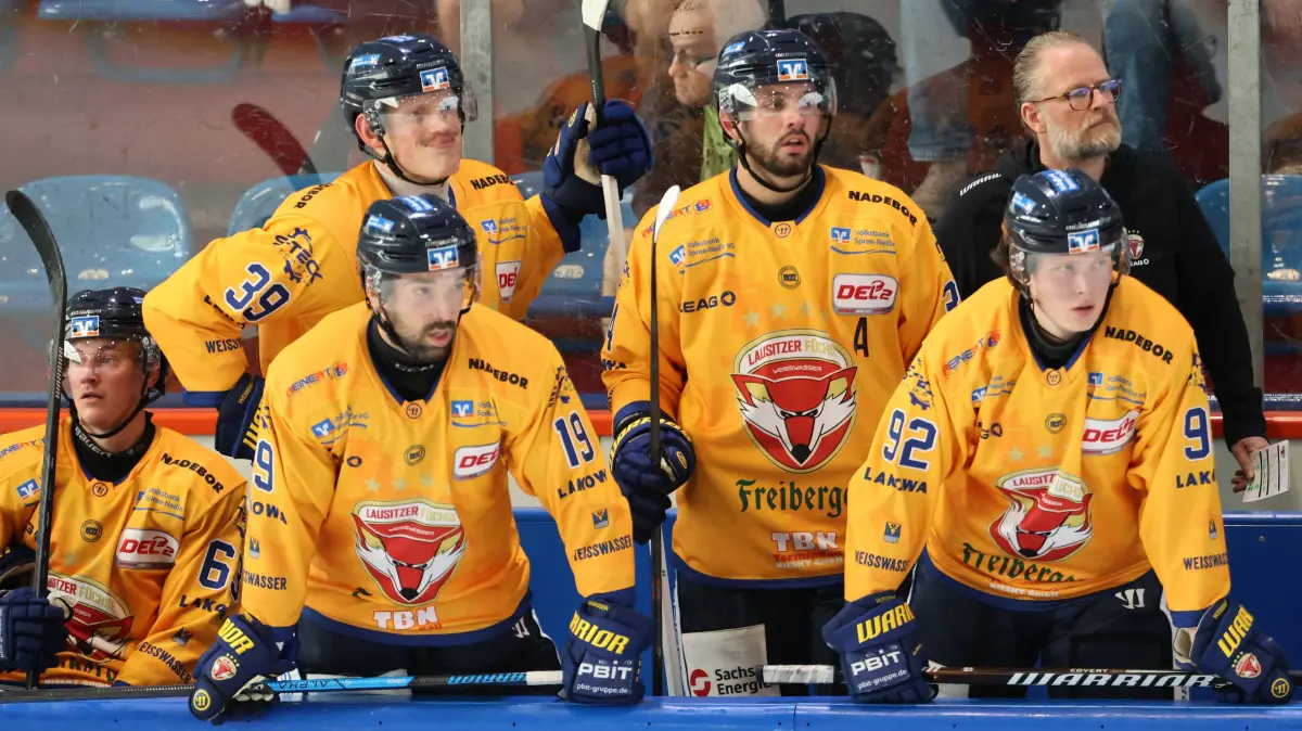 EHC Eisbären Berlin - Lausitzer Füchse: David Rundqvist, Jacob Schmidt Svejstrup, Bryan Lemos, Alexander Dosch, Clemens Sager, Trainer Christof Kreutzer / / Eishockey / Penny DEL Deutsche Eishockey Liga / Testspiel Saison 2026/2027 / 30.08.2026 / EHC Eisbären Berlin EBB vs. Lausitzer Füchse / *** David Rundqvist, Jacob Schmidt Svejstrup, Bryan Lemos, Alexander Dosch, Clemens Sager, Coach Christof Kreutzer, Sports, Ice Hockey, Penny DEL, German Ice Hockey League, Exhibition Game, 20262027 Season, August 30, 2026, EHC Eisbären Berlin EBB vs. Lausitzer Füchse