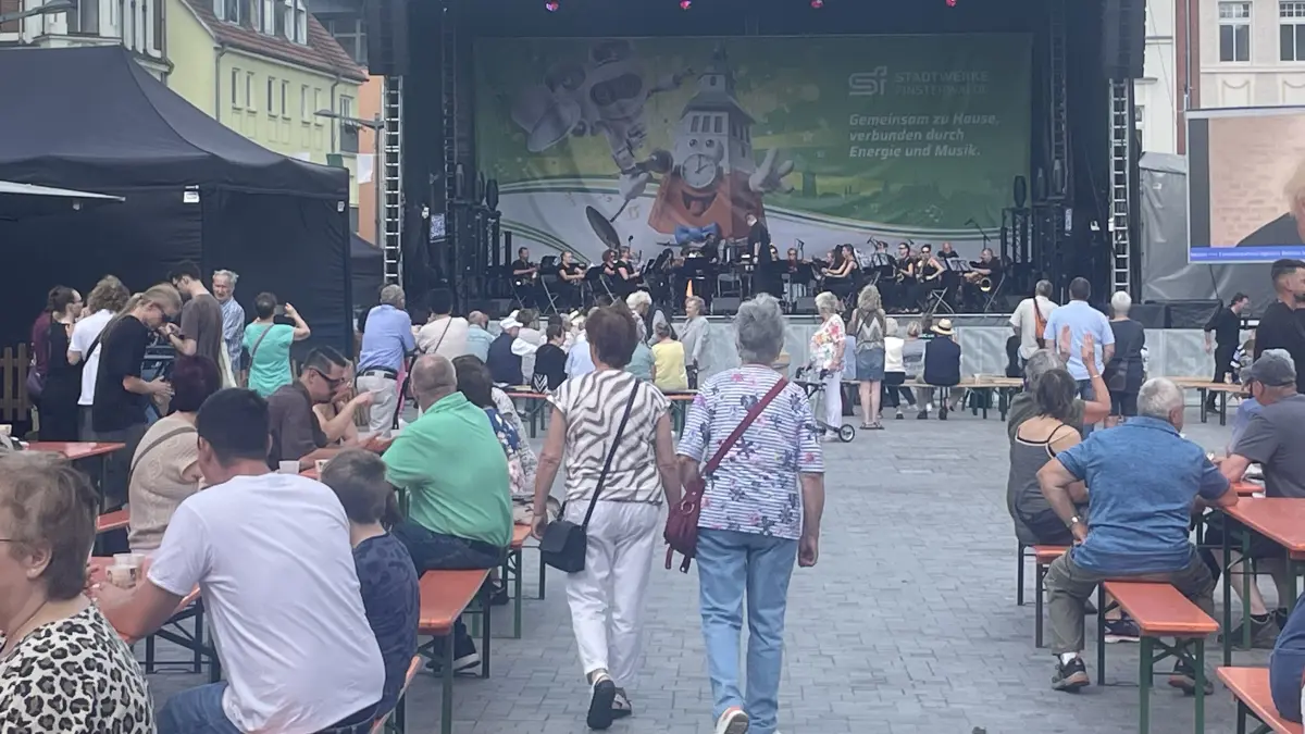 So zeigte sich der Markt in Finsterwalde an den drei Tagen des Sängerfestes. Diese Veranstaltungen und Angebote werden die Gäste und Veranstalter ganz besonders im Gedächtnis behalten