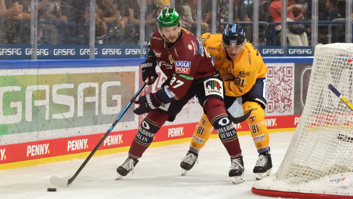 EHC Eisbären Berlin - Lausitzer Füchse: Markus Vikingstad, Connor Hannon / Zweikampf / Spielszene / Aktion / / Eishockey / Penny DEL Deutsche Eishockey Liga / Testspiel Saison 2026/2027 / 30.08.2026 / EHC Eisbären Berlin EBB vs. Lausitzer Füchse / *** Markus Vikingstad, Connor Hannon: Face-off, Game Scene, Action, Sports, Ice Hockey, Penny DEL, German Ice Hockey League, Exhibition Game, 20262027 Season, August 30, 2026, EHC Eisbären Berlin EBB vs. Lausitzer Füchse