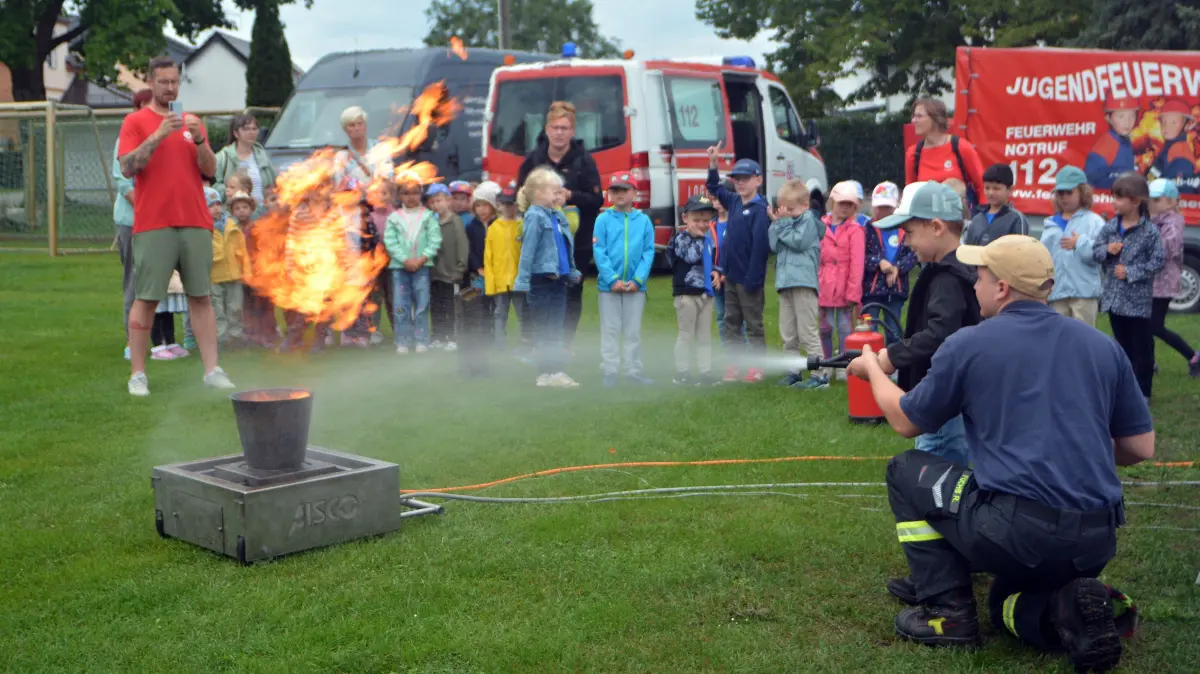 Brandschutztag in Altdöbern: Ein echtes Feuer durften Mädchen und Jungen an einer Brand-Simulationsanlage löschen. Professionelle Unterstützung leistete dabei René Fuchs von der Freiwilligen Feuerwehr Altdöbern.